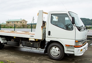 自社レッカー車を完備